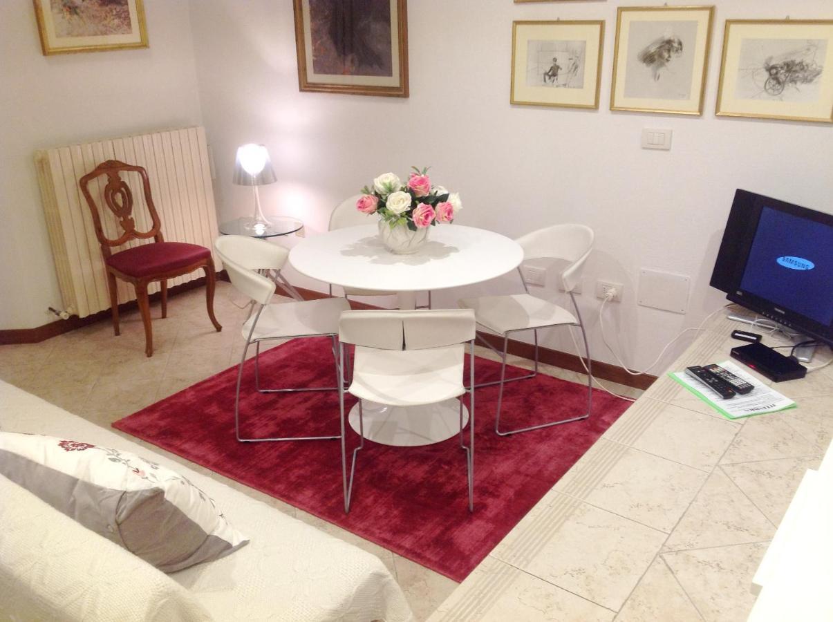 Mini Chic Downtown Apartment Bologna Room photo